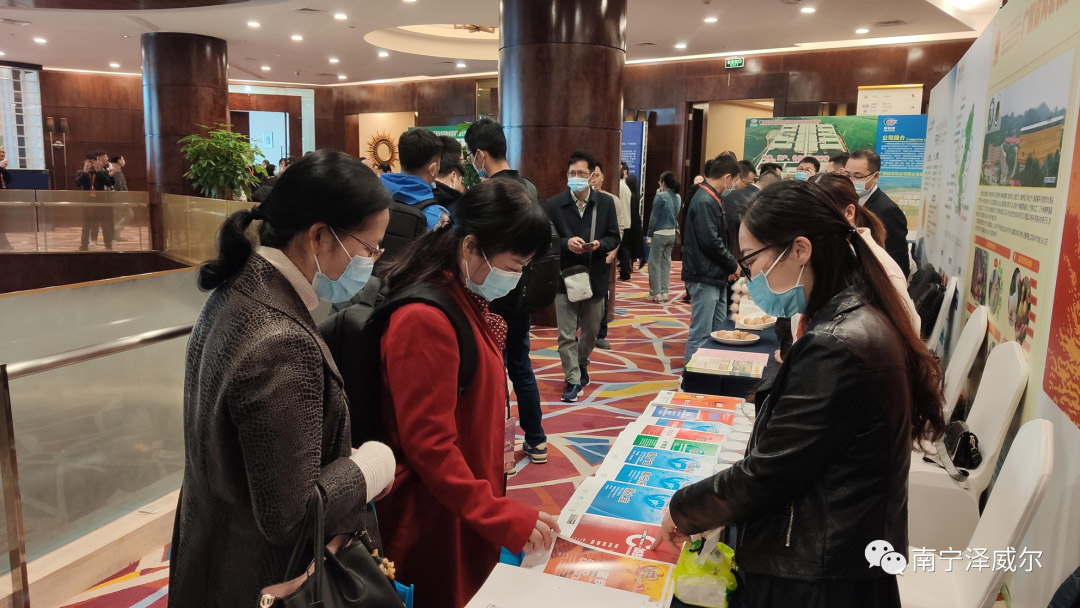 參會(huì)人員前來了解澤威爾公司的飼料添加劑 參會(huì)人員前來了解澤威爾公司的飼料添加劑