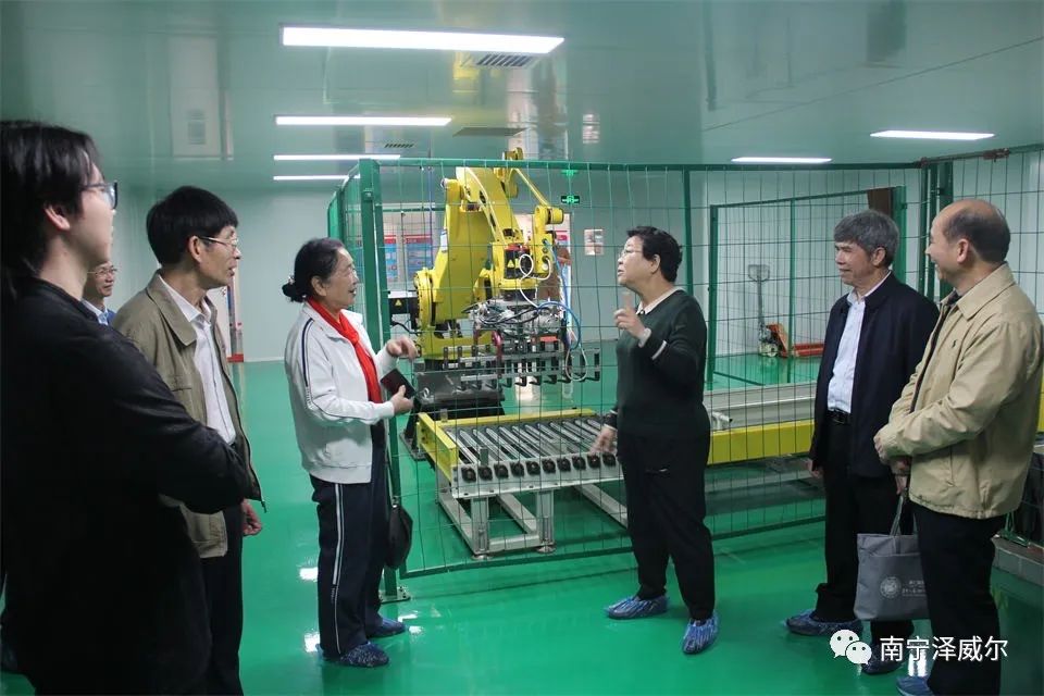 領導參觀澤威爾工廠車間