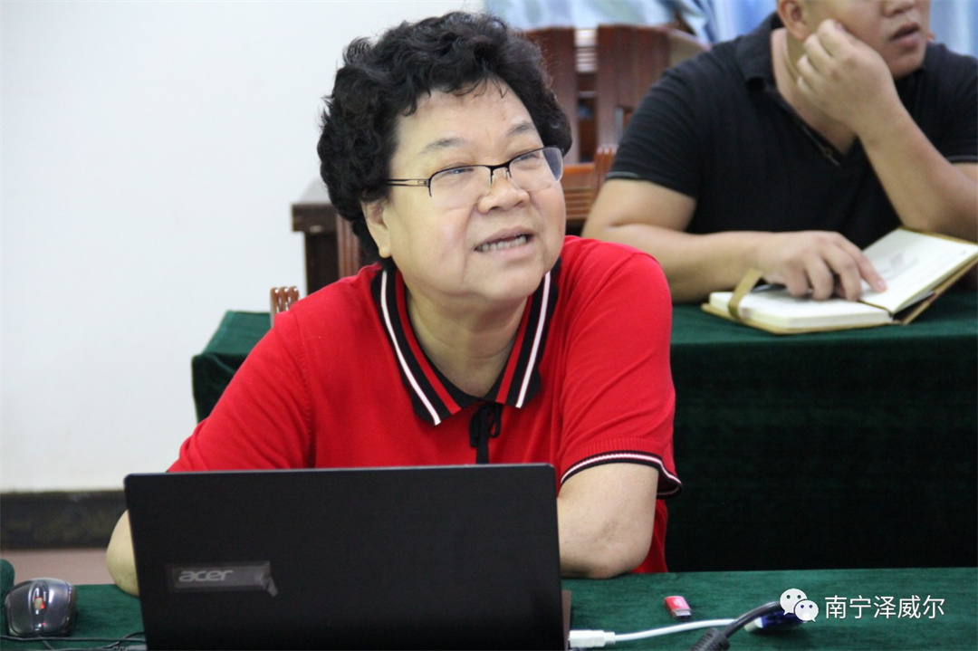 南寧澤威爾周建群董事長作項(xiàng)目匯報(bào)