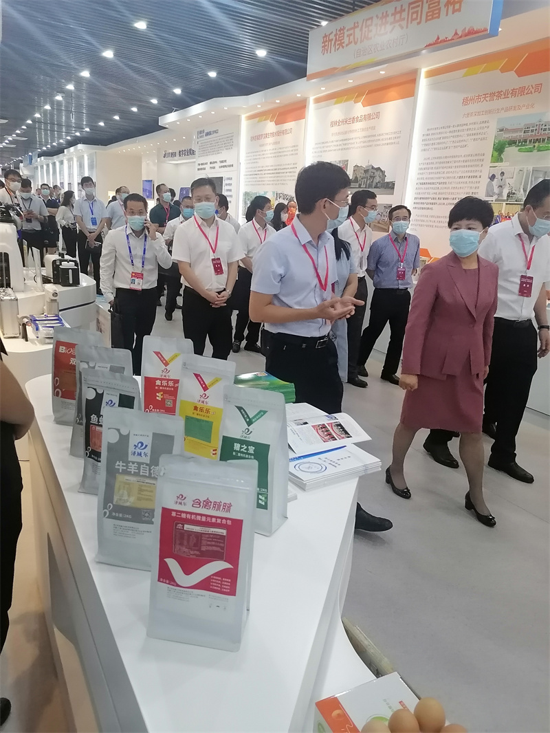 區(qū)副主席蔡麗新參觀飼料微量元素添加劑廠家澤威爾展臺 區(qū)副主席蔡麗新參觀飼料微量元素添加劑廠家澤威爾展臺