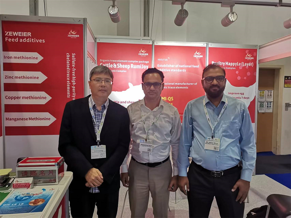 澤威爾外貿(mào)經(jīng)理與客戶合影 澤威爾外貿(mào)經(jīng)理與客戶合影