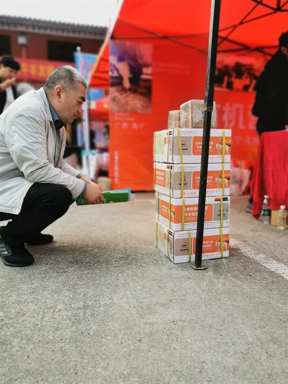 客戶細(xì)看牛羊舔磚介紹