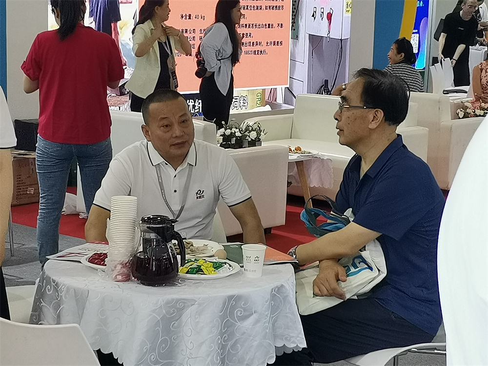 銷售總監(jiān)趙昌剛與客戶洽談