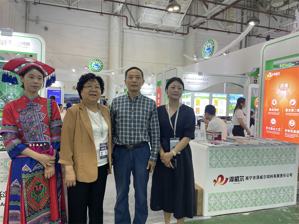 周建群董事長(zhǎng)楊在賓教授合影