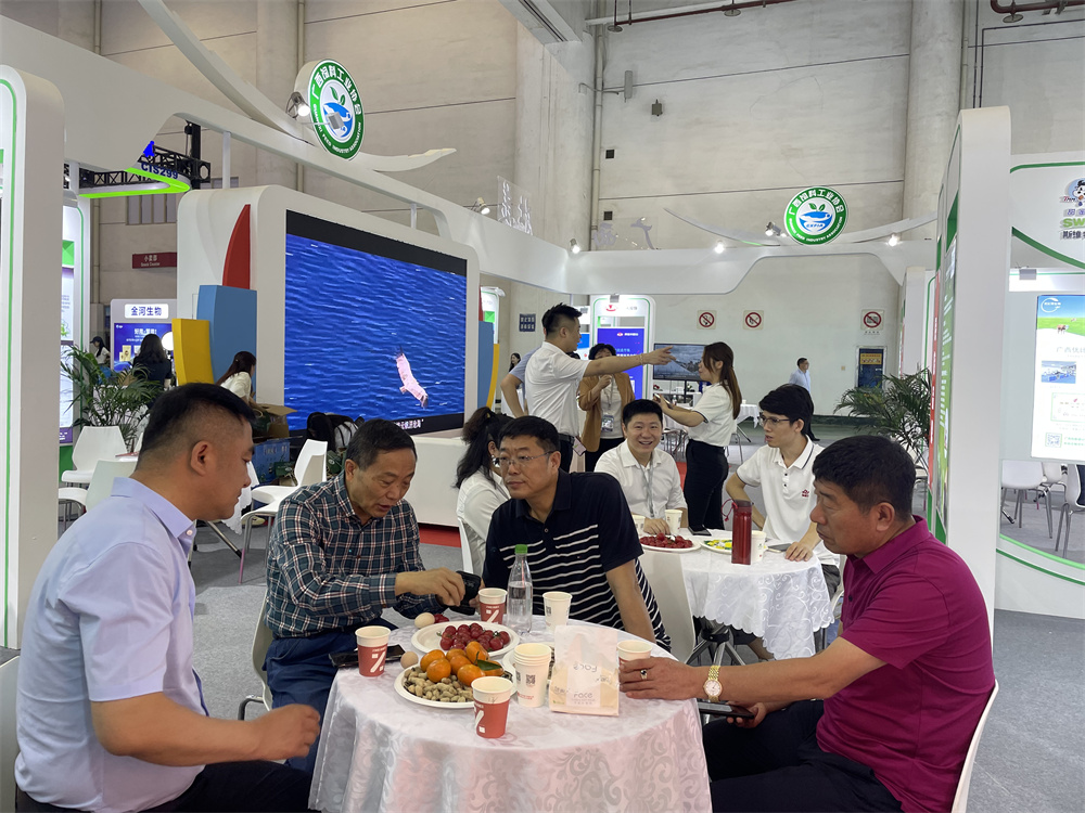 楊在賓教授與客戶洽談