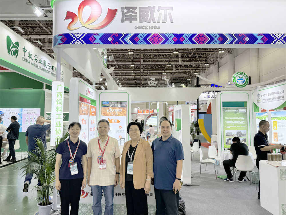 董事長(zhǎng)周建群和客戶合影1