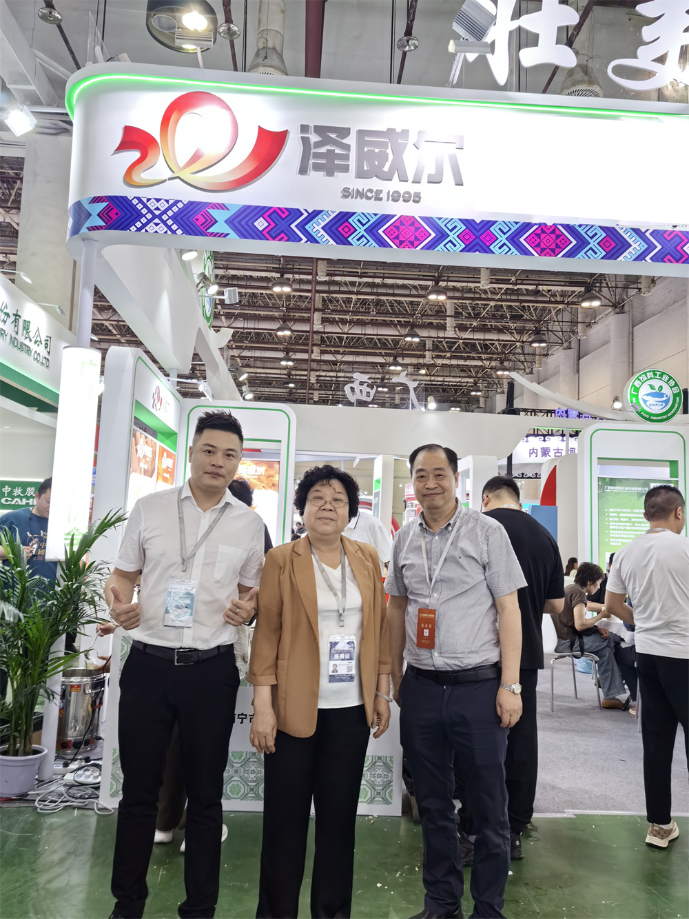 董事長(zhǎng)周建群客戶經(jīng)理王釵盛和客戶合影