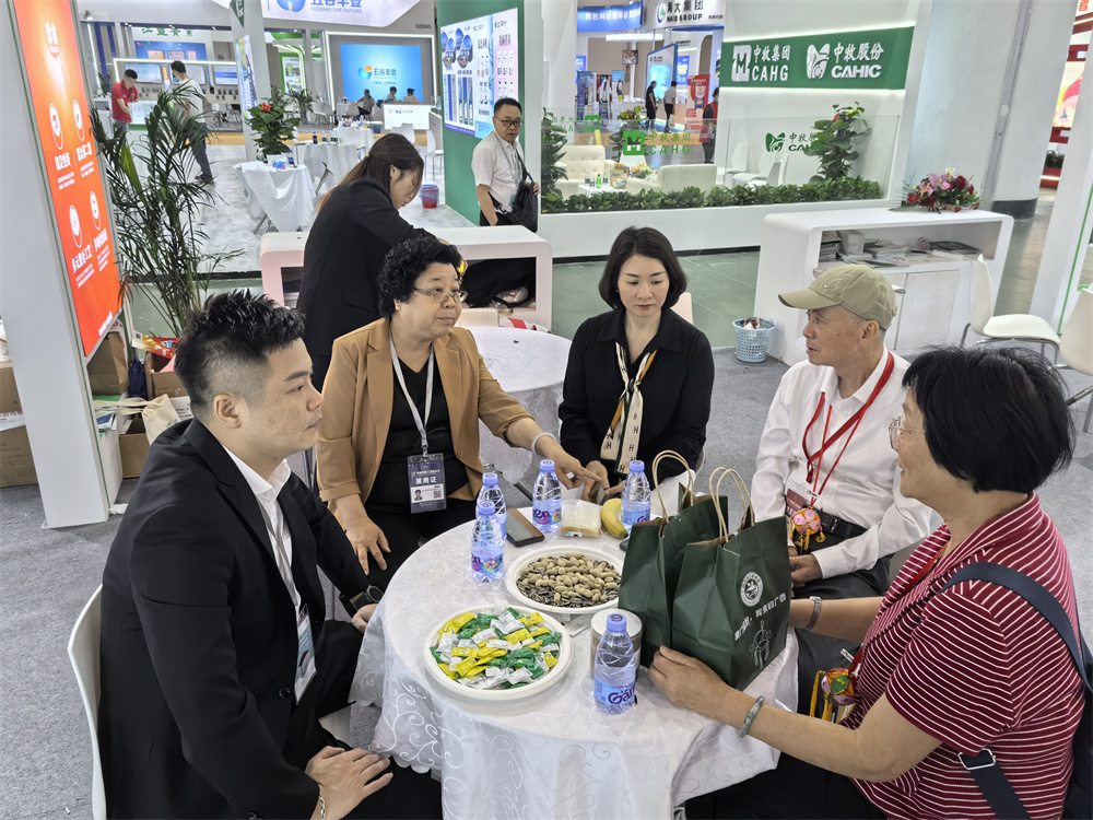 周建群董事長(zhǎng)跟客戶洽談