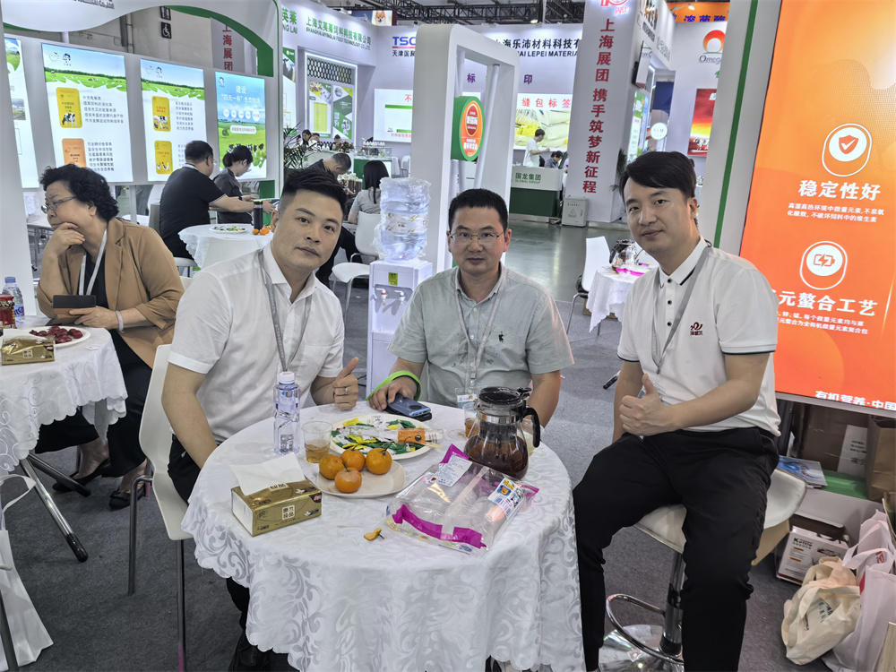 客戶蒞臨澤威爾展位