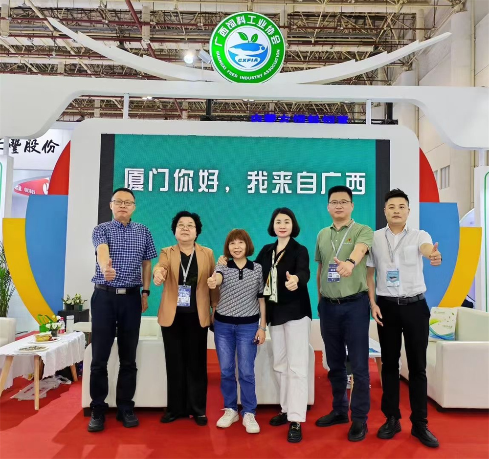 董事長(zhǎng)周建群和客戶合影3