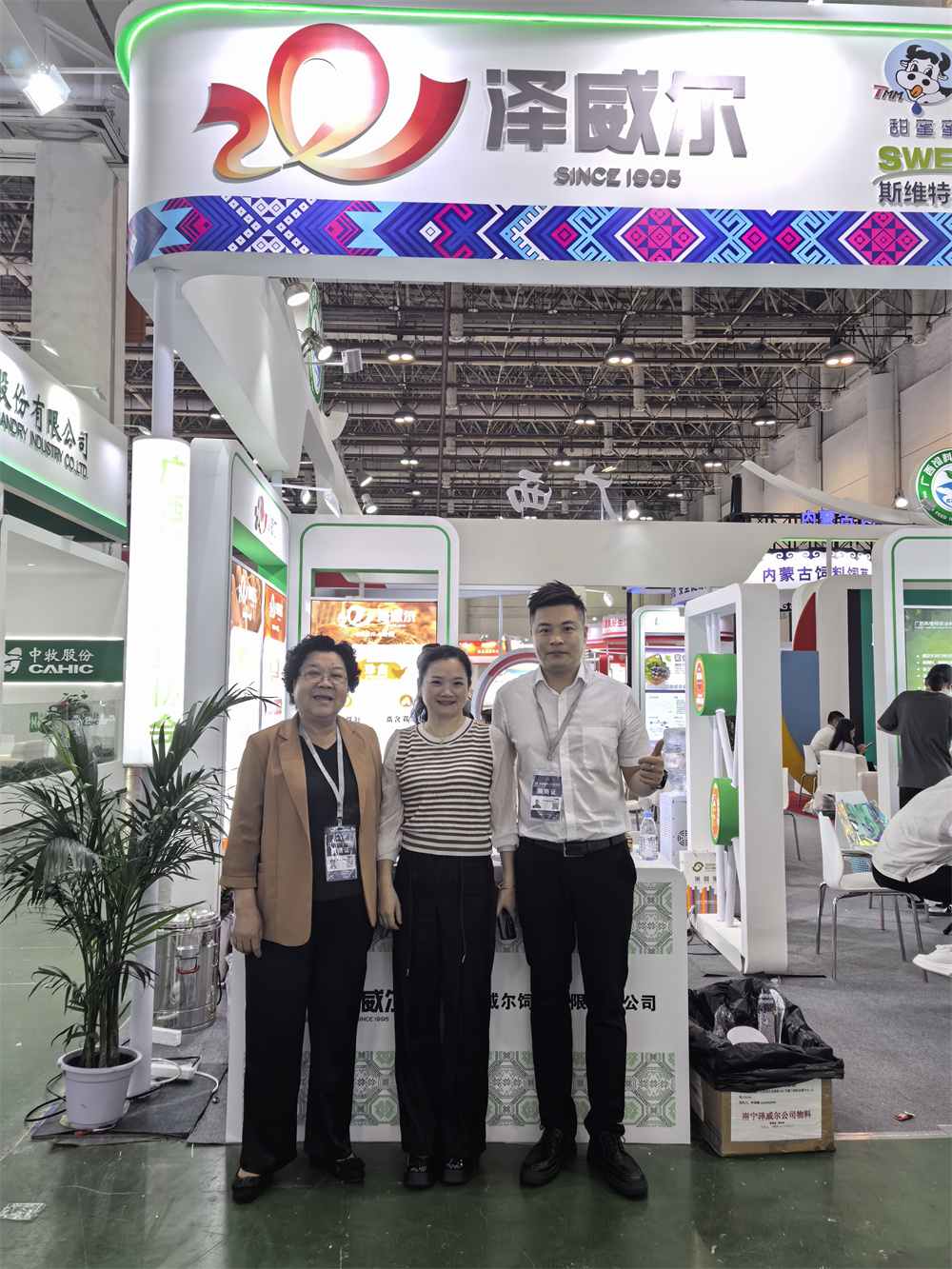 周建群董事長(zhǎng)與客戶合影