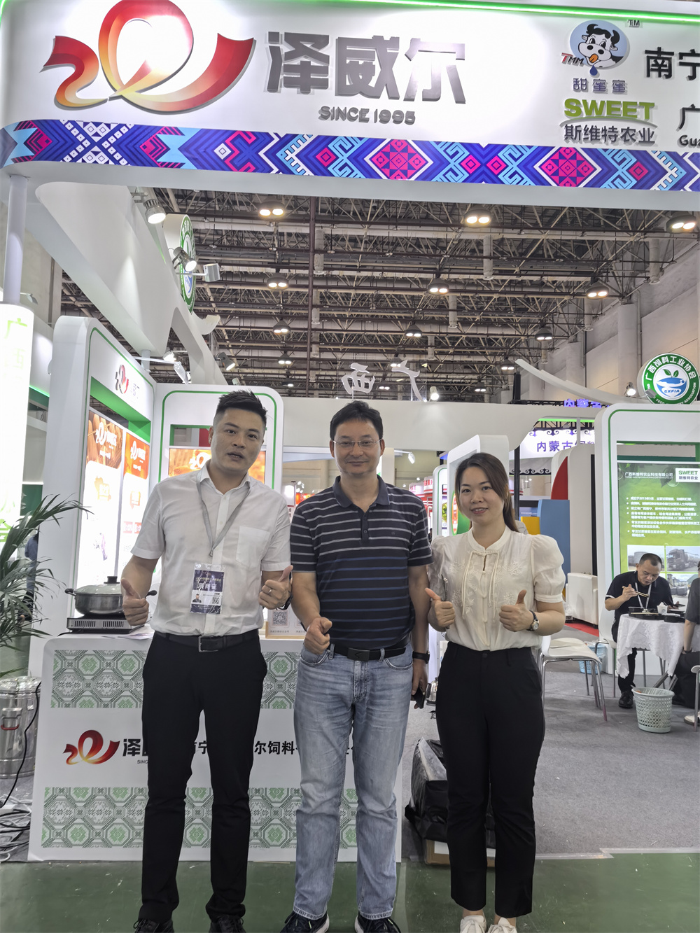 王釵盛刁慧玲與客戶合影