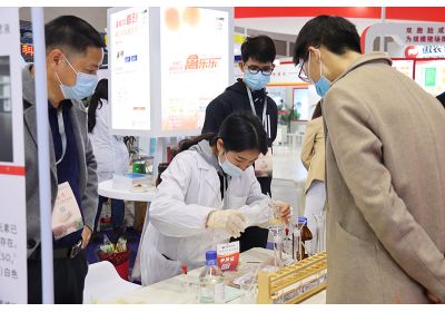 澤威爾研發(fā)團隊在展會展示有機微量元素